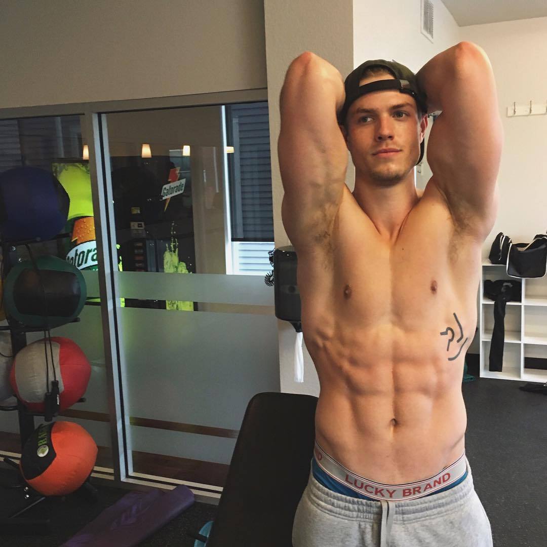 cute-shirtless-gym-bad-boys-shaved-armpits-fit-body-baseball-cap