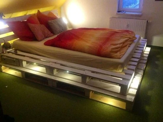 Desain tempat tidur unik dari kayu pallet bekas