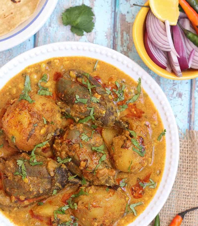 GUJARATI STYLE BHARWA ALOO BAINGAN STUFFED EGGPLANT POTATO CURRY