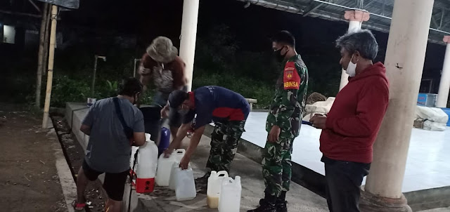 Koramil 04/Pedan Bersama Relawan Melaksanakan Penyemprotan Disinfektan Di Malam Hari