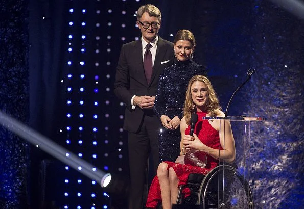 Princess Martha Louise presented an award to Birgit Røkkum Skarstein. The Princess wore a blue sequin dress and gold diamond earrings