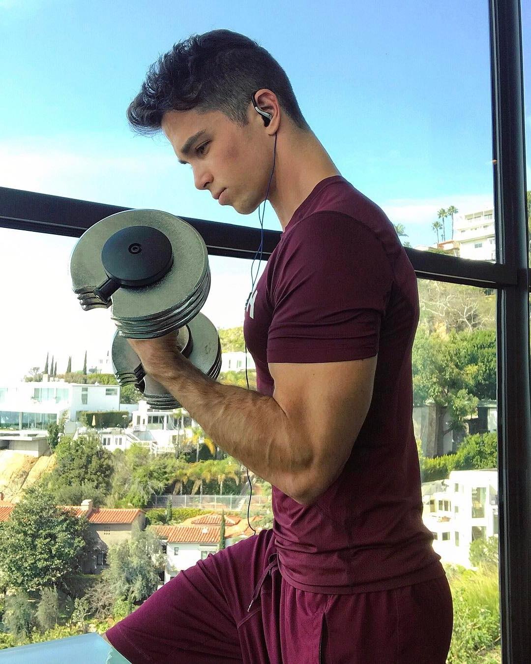 sexy-young-fit-guys-lifting-weights-muscle-biceps