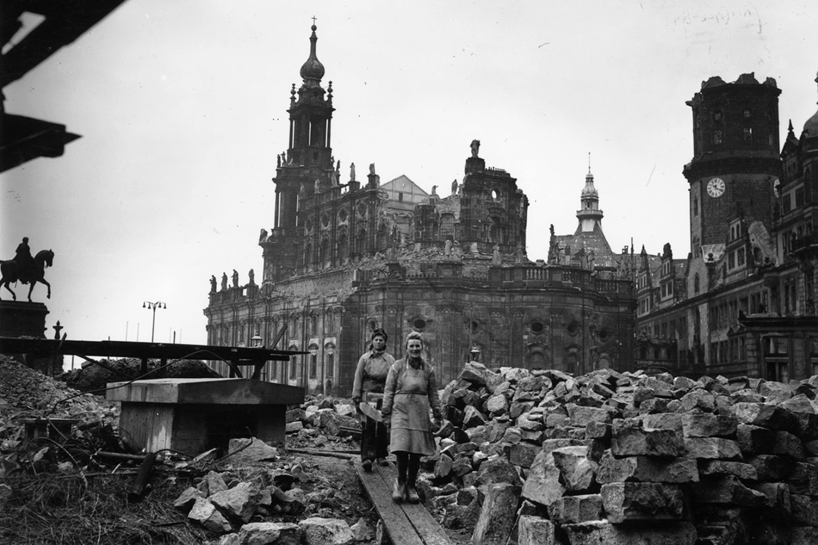 Помощь германии после войны. Дрезден бомбардировка 1945. Дрезден после бомбежки 1945 год. Дрезден после бомбардировки 1945.