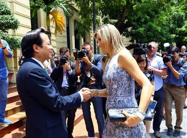 Queen Maxima wore an dress designed by Edouard Vermeulen of Natan. Queen Maxima visited the Bank of Vietnam. Pearl necklace