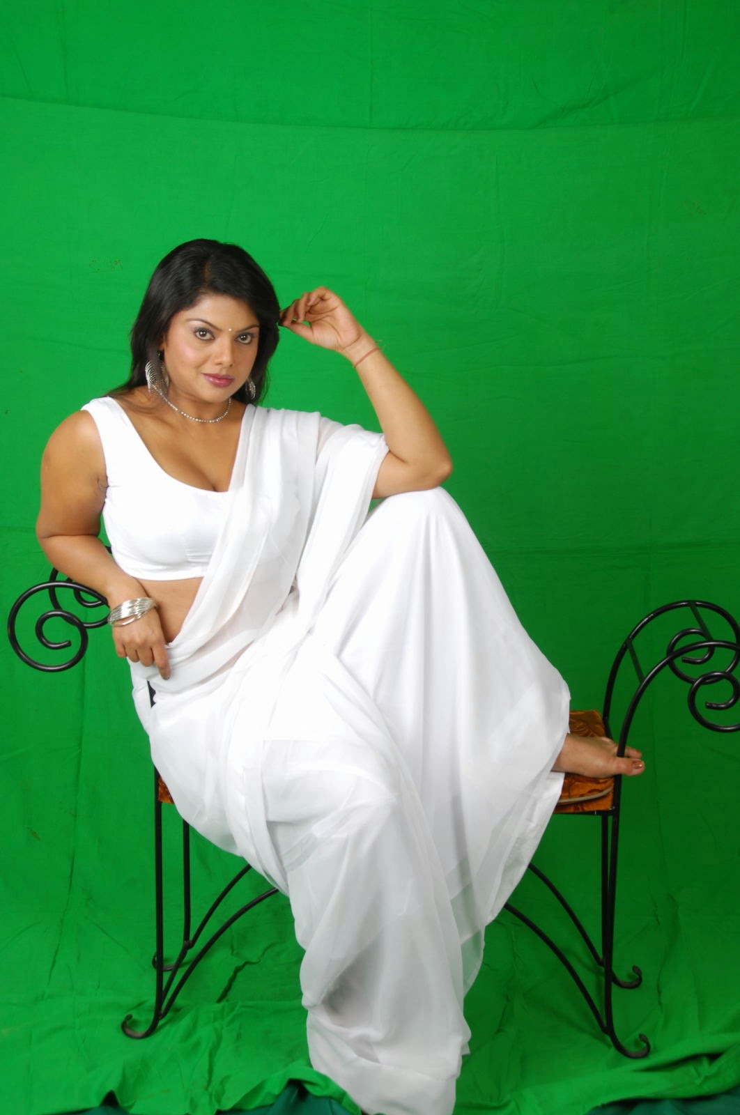 Actress Swathika Cleavages And Navel Show Stills In White Saree Cine Gallery