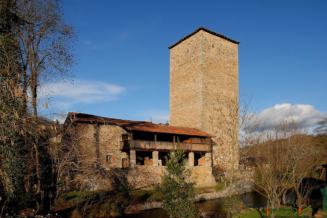 Torre defensiva construida s.XV sobre antiguo castillo. Casa natal Conde de Coalla