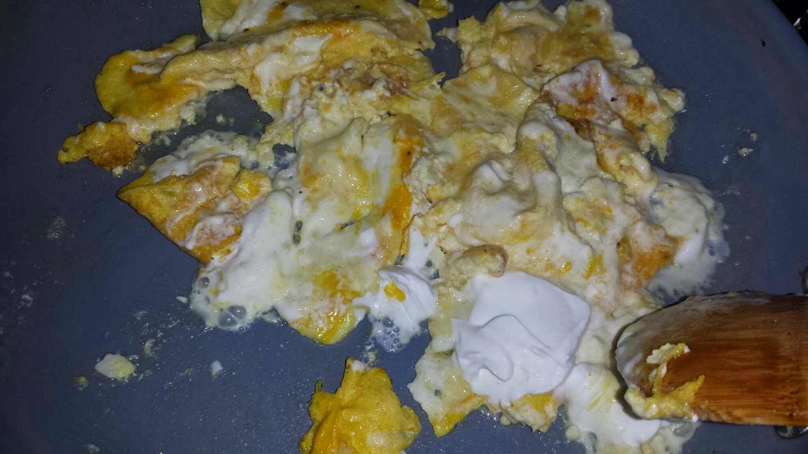 Sha Bang's Kitchen: Sour Cream Scrambled Eggs/Super Easy and Super Fast!!
