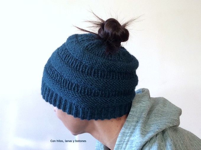 Con hilos, lanas y botones: Messy Bun Beanie