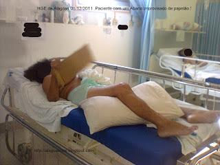 Paciente com um abano improvisado de papelão- HGE de Alagoas  01/12/2011