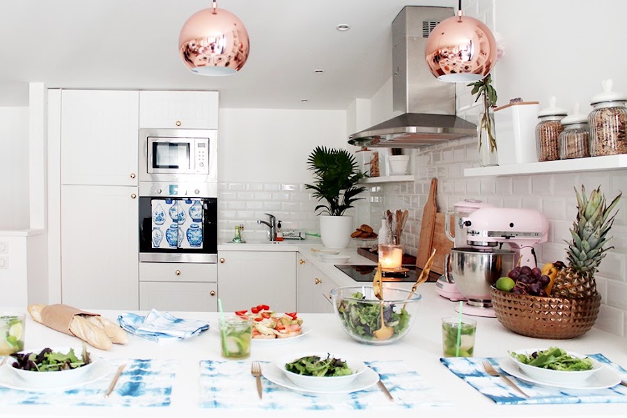 Cocina blanca elegante con muchos detalles en oro y cobre | Decoración