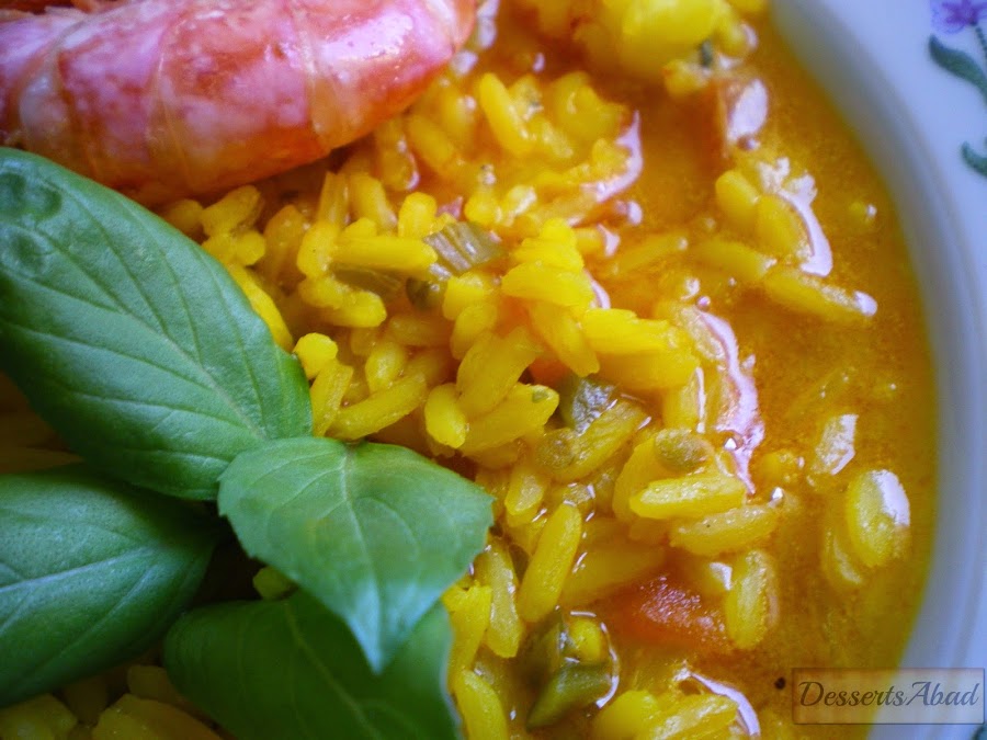 Arroz caldoso a la albahaca con gambones