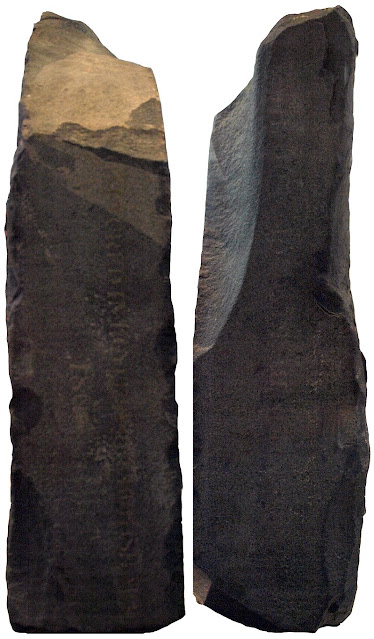 Левая и правая стороны Розеттского камня с надписями на английском языке, касающимися его захвата английскими войсками.