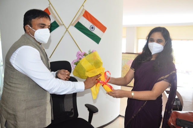 Sindhu B Rupesh hands over charge to Dr Rajendra KV