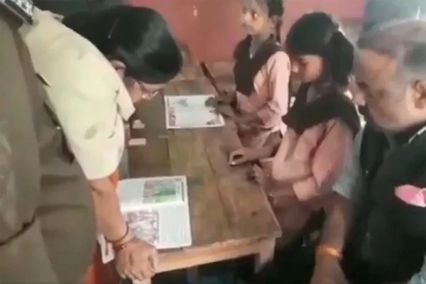 English Teacher Fails to Read Textbook During Surprise Check in UP School, Video Goes Viral, News, Education, Teacher, Suspension, Students, National