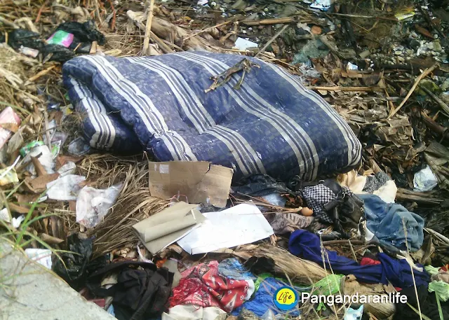 Tumpukan Sampah di Sekitar Sungai Desa Bojongsalawe