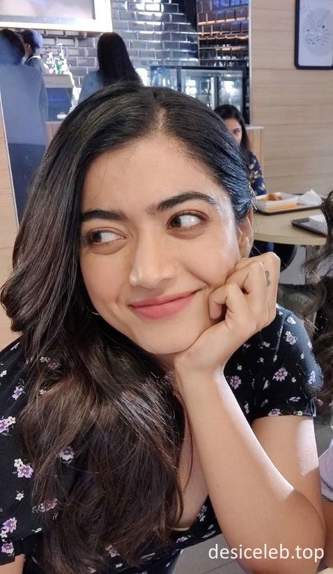 Rashmika Mandanna Areola Slip,Rashmika Mandanna Nip Slip, Rashmika Mandanna Nipple Slip