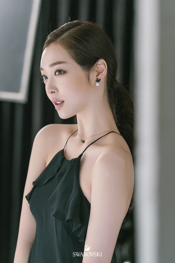 Sulli Looks Flawless For SWAROVSKI | Daily K Pop News