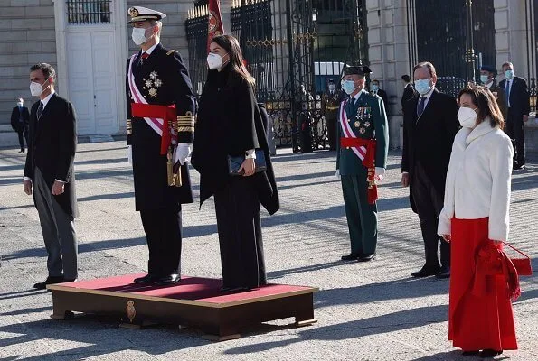 Queen Letizia wore a new silk blouse from Maksu, and a fux fur collar cape from Carolina Herrera. Maksu Ecru Fontana Blouse and Magrit pumps