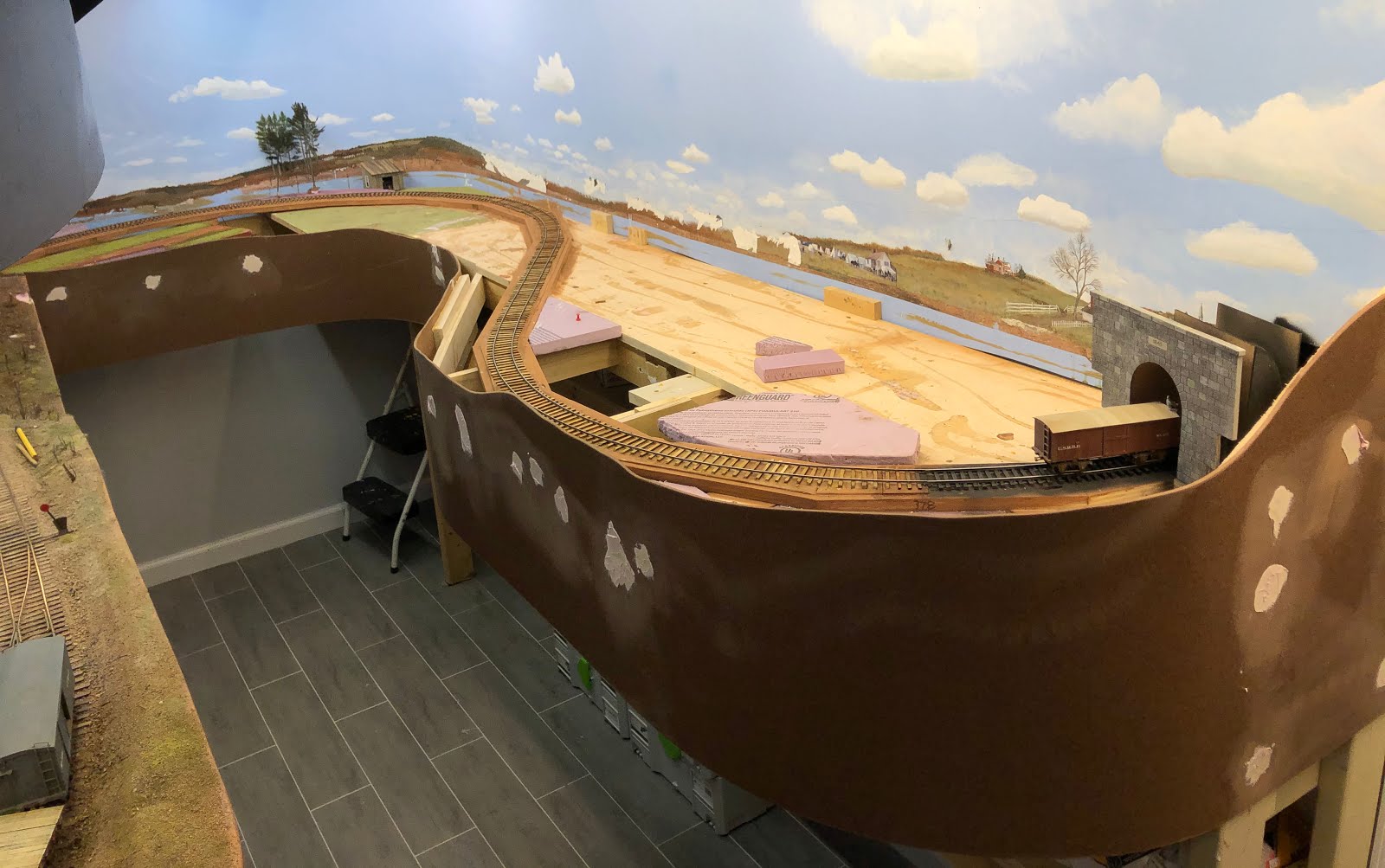 USMRR Aquia Line and other Model Railroad Adventures Fascia Install