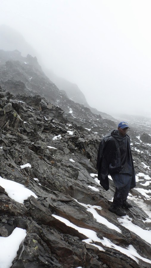 Guía-bajo-la-nieve-en-el-trekking-del-Kilimanjaro