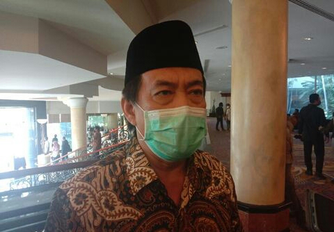 Surabaya - Pemerintah Provinsi Jatim dikejutkan dengan meninggalnya Plt Bupati Sidoarjo, H Nur Ahmad Syaifuddin meninggal karena COVID-19. Meninggalnya pria yang menggantikan Bupati Sidoarjo Saiful Illah karena terkena OTT ini tergolong mendadak.  Selama pandemi COVID-19, siapa saja bisa terpapar hingga meninggal akibat virus yang menyerang organ paru-paru ini. Ini sederet pejabat setingkat kepala dinas di Jawa Timur juga ada yang meninggal karena COVID-19.  Dari catatan media ini, ada beberapa pejabat yang meninggal karena terkonfirmasi COVID-19. Mereka yakni:  1. Kepala Kemenag Kota Blitar HM. Solekan meninggal Jumat (3/4/2020) pukul 22.00 WIB. Hasil tracing Dinkes Kota Blitar menyebut pria berusia 53 tahun itu termasuk petugas haji yang mengikuti pelatihan di Asrama Haji Sukolilo 9-18 Maret 2020.  Sebelum meninggal, Kepala Kemenag Kota Blitar memang sempat menggelar hajatan mantu di sebuah hotel di Kecamatan Ponggok, Kabupaten Blitar.  Tracing dinkes menyebut, yang bersangkutan termasuk petugas haji yang mengikuti pelatihan di Asrama Haji Sukolilo 9-18 Maret 2020. Jubir Gugus Tugas Covid-19 Pemkab Blitar Krisna Yekti mengatakan pasien lelaki berusia 53 tahun tersebut merupakan warga Desa Bacem, Kecamatan Ponggok, Kabupaten Blitar. PDP dilaporkan meninggal Jumat (3/4) pukul 22.00 WIB.  2. Kepala Bappeda Jawa Timur Mohammad Rudy Ermawan Yulianto meninggal karena COVID-19 Selasa (14/7/2020) malam.  Sekdaprov Jatim Heru Tjahjono, menyatakan jika Rudy dinyatakan positif COVID-19 dan dirawat di RSU dr Soetomo karena memiliki keluhan sesak napas. Rudy dirawat intens di ruang ICU.  Almarhum yang juga mantan Kepala Dinas PU Cipta Karya ini diketahui terpapar COVID-19 setelah mengantarkan sang ayah yang sedang berobat. Setelah di-swab, ternyata sang ayah positif COVID-19. Sang ayah diketahui meninggal dunia 10 hari sebelumnya. Almarhum Rudy kemudian menjalani tes swab dan terdeteksi positif COVID-19.  3. Kepala Labkesda Bojonegoro Kepala Unit Pelayanan Teknis Laboratorium Kesehatan Daerah (Labkesda) Bojonegoro berduka. Pasalnya, Imam Faat meninggal karena positif COVID-19, Rabu (19/8/2020).  Selama sakit, almarhum dirawat di RSUD Bojonegoro. Kantor yang berada di Jalan Ahmad Yani No 6 ditutup sementara selama dua pekan.  "Untuk sementara kantor laboratorium ditutup, untuk dilakukan langkah-langkah sesuai protokol kesehatan," pungkas Jubir Gugus Tugas Bojonegoro, Masirin.  4. Plt Bupati Sidoarjo Plt Bupati Sidoarjo, H Nur Ahmad Syaifuddin meninggal karena COVID-19, Sabtu (23/8/2020). Pria yang juga Wakil Bupati Sidoarjo ini mengeluh batuk dan badan panas setelah pulang dari Jakarta.  "Memang hari Rabu (19/8) sepulang dari Jakarta saya ditelepon untuk minta foto thorax. Keluhannya kan batuk, panas," ujar Dirut RSUD Sidoarjo dr Atok Irawan.  Atas permintaan itu, pihaknya kemudian melanjutkan pemeriksaan paru dengan foto thorax. Pemeriksaan itu dilakukan sekitar pukul 02.00 WIB dan diketahui ada pneumonia di parunya. Karena hasil tersebut, Atok kemudian menyarankan untuk dilakukan rawat inap di rumah sakit. Namun Wabup Sidoarjo itu menolaknya dan hanya minta obat. Sebab sorenya harus menghadiri rapat paripurna. (Titik)