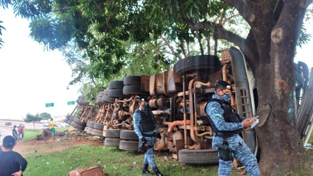 Motorista invade canteiro central e tomba carreta após derrubar árvores no Trevo do Roque 9 Motorista invade canteiro central e tomba carreta após derrubar árvores no Trevo do Roque
