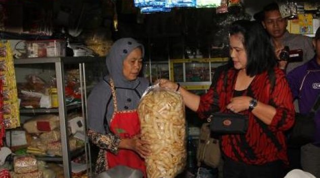 Bukti Kesederhanaan Ibu Negara, Iriana Jokowi yang Patut Kita Tiru Bukti Kesederhanaan Ibu Negara, Iriana Jokowi yang Patut Kita Tiru