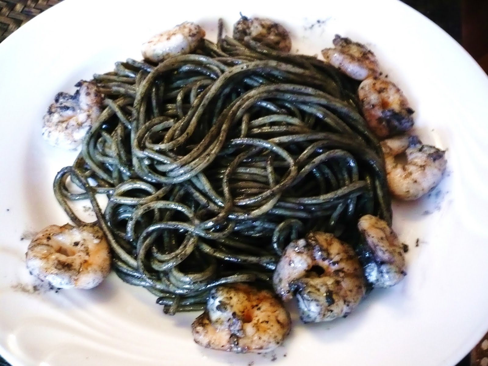 La felicità vien..cucinando! spaghetti al nero di seppia con mazzancolle