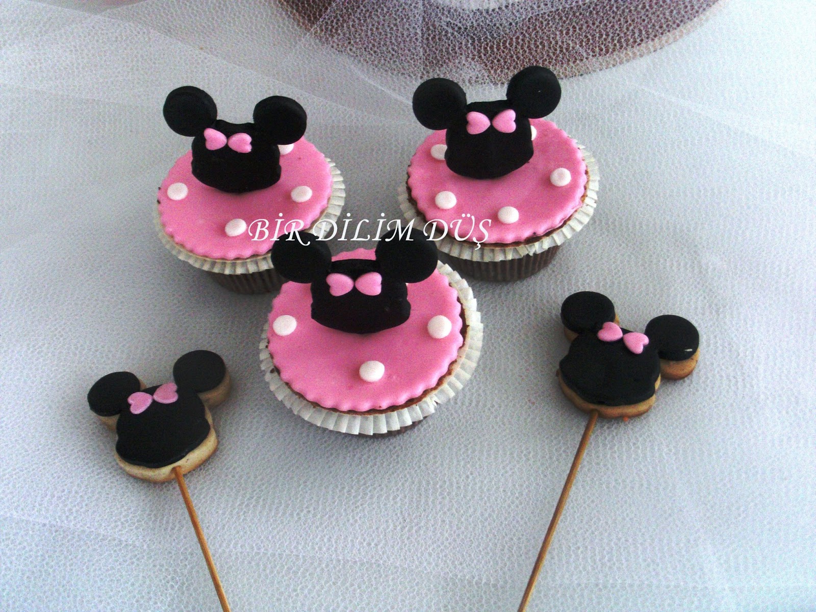 Bir Dilim Düş MINNIE MOUSE CUPCAKE VE KURABİYELER