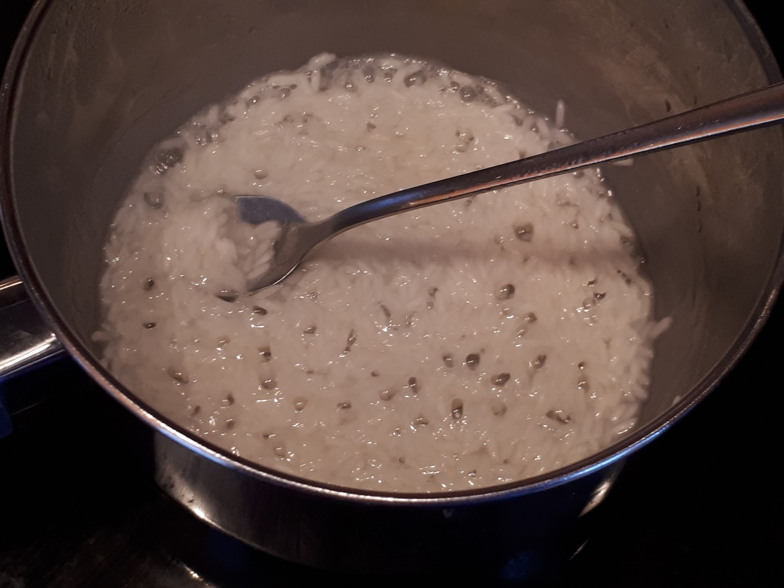 Как готовить рис в кастрюле на воде. Рис на молоке. Молочный рис в кастрюле. Приготовление рисовой каши. Варка рисовой каши.
