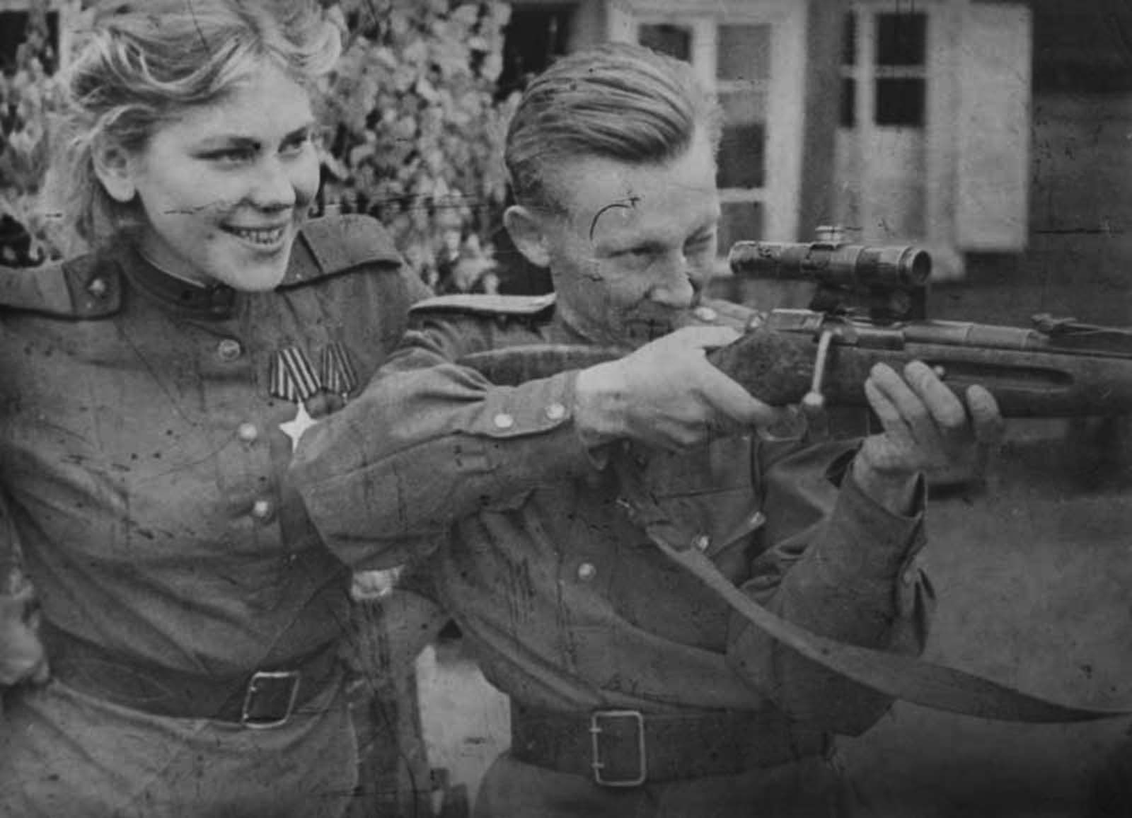 Sniper Roza Shanina and her leader A. Balayev.