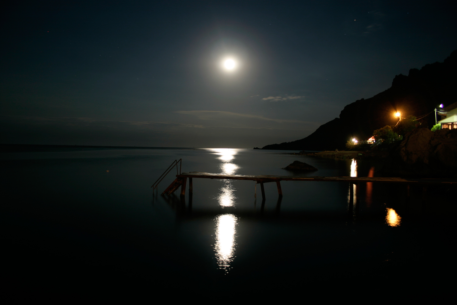 бледная ночь. маленький домик на крыше ночь. весеннее ночное небо. белую ночь сирени листву ветер качает то робкий то. ночной пейзаж.