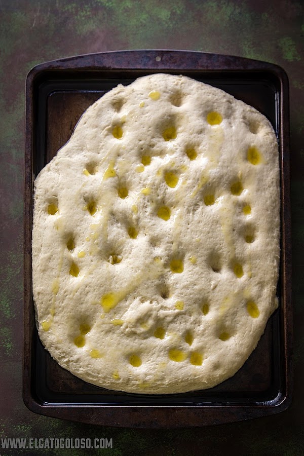 Focaccia dorada, aprende cómo hacer una fácil y deliciosa focaccia en www.elgatogoloso.com