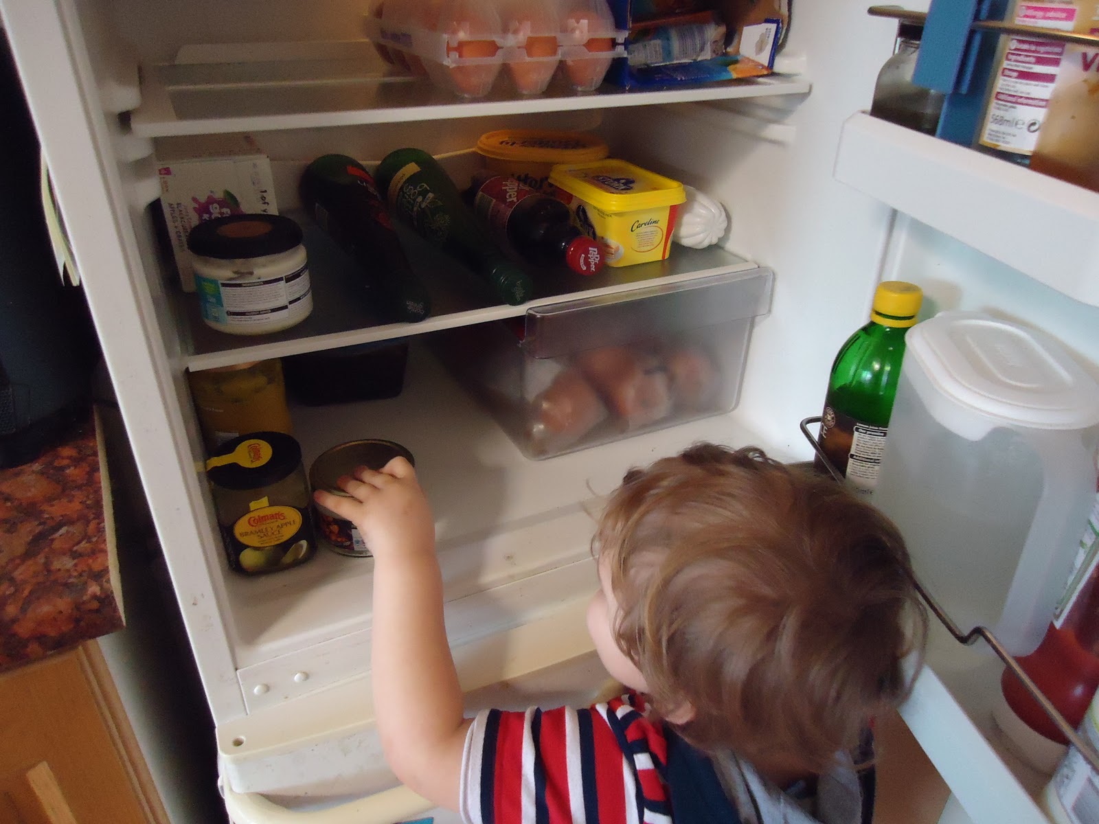 Почему греются стенки холодильника. Холодильник нагревается. Нагревается холодильник по бокам. Холодильник греется. Холодильник теплые бока.