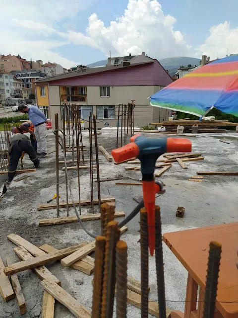 şantiye ortamında bilgisayar yardımıyla aksların çakılması