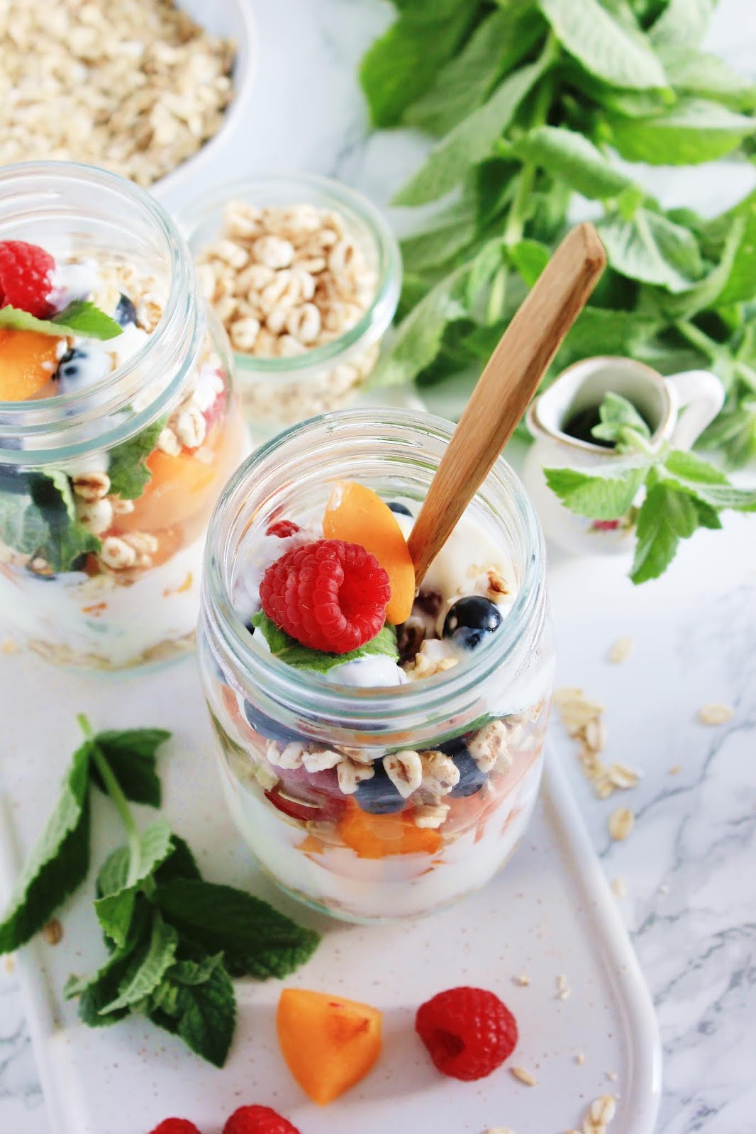 Jogurt z owocami, pomysł na zdrowe i szybkie śniadanie 