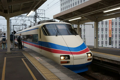 東成田より京成成田駅に到着するAE100形