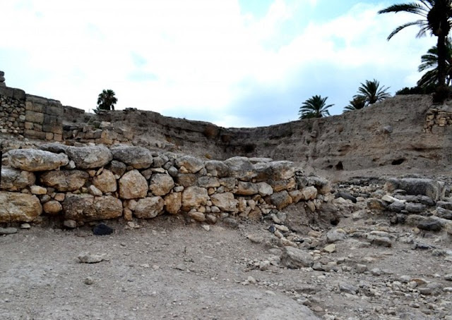 Эти руины не что иное - как величественный, полный золота и драгоценных камней дворец Царя Мегиддо. Самый богатый.