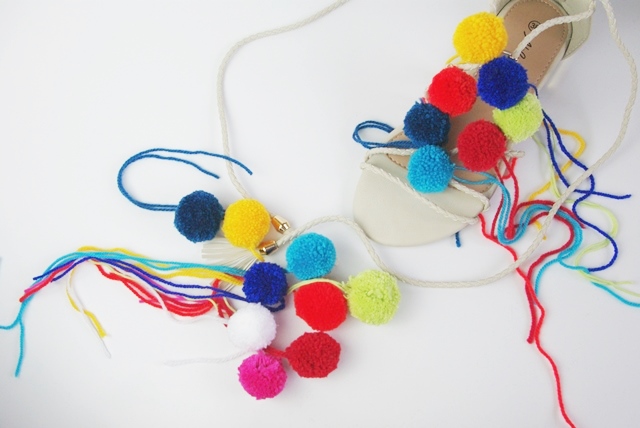 DIY PomPom Sandalen DIY PomPom Sandalen