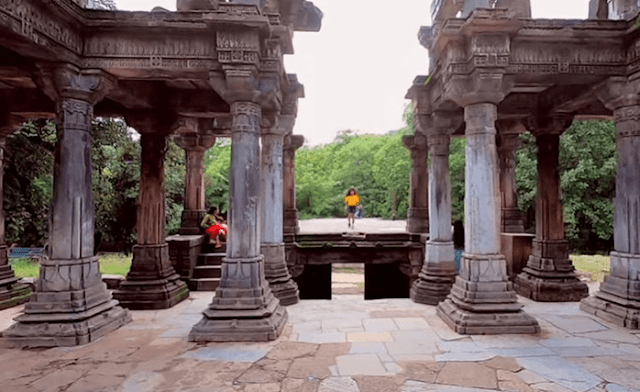 Lakhena na Dera