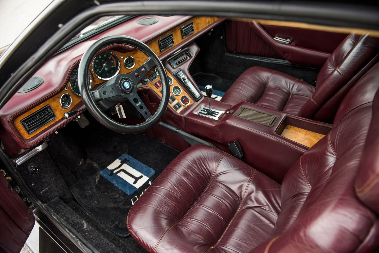 Римейк а 102 de Tomaso Pantera