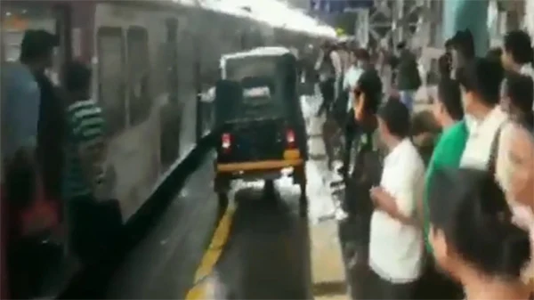  Mumbai, News, National, Auto Driver, Police, Women, Arrest, hospital, Man Drives Auto On Mumbai Railway Platform 