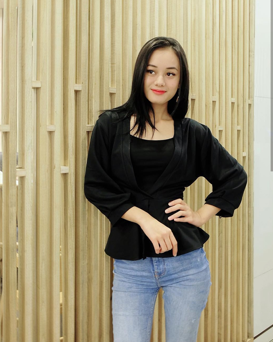 Biodata Dinda Hauw - Artis yang Baru Mengenakan Hijab - Dzargon
