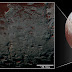 Montagne rivestite di metano nella penombra di Plutone
