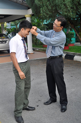 Memotong rambut pelajar lelaki  SM Sains Selangor