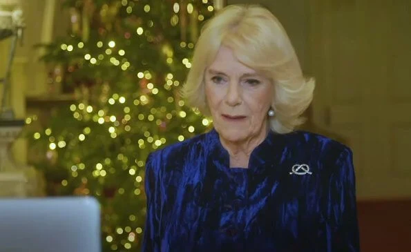 The Duchess invites children from Helen and Douglas House to decorate the Christmas tree at Clarence House. Duchess wore a blue velvet coat dress