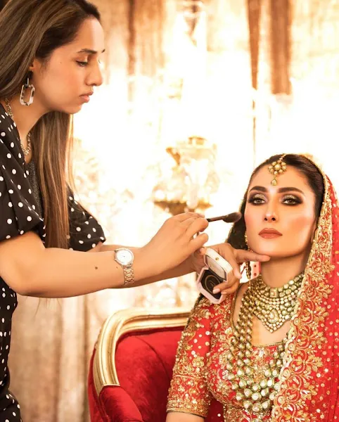 Ayeza Khan looks stunning in dazzling traditional deep red bridal gown by Nomi Ansari Ayeza Khan looks stunning in dazzling traditional deep red bridal gown by Nomi Ansari