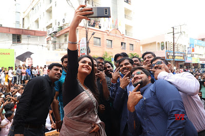 Actress Keerti Suresh Lauched Happi Mobiles Guntur