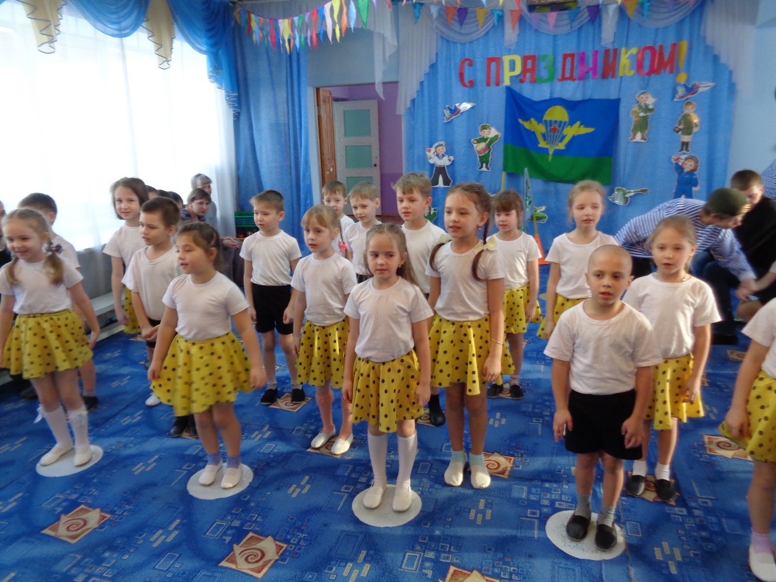 Музыкально спортивное развлечение. Физкультурный праздник в первой младшей группе. 1 Младшая группа спортивный праздник. 23 Февраля с папами в старшей группе спортивный праздник. Физкультурный праздник в школе сценарий.