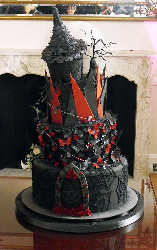 I had seen a photo of a gothic cake that was my base inspiration